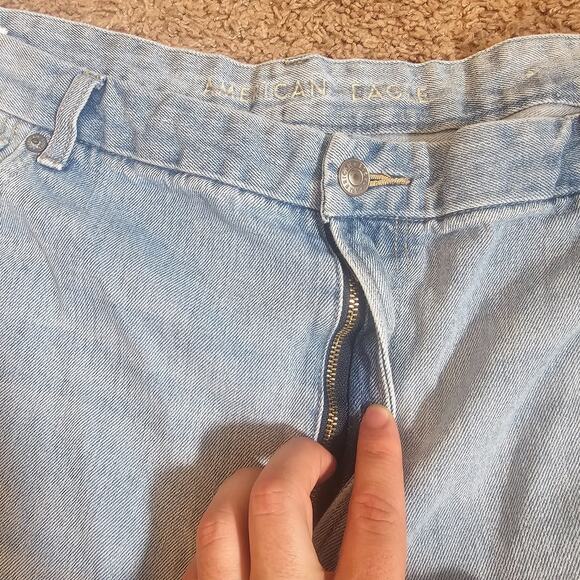 American Eagle Curvy Mom Jeans Womens 22 Light Blue Denim Stretch Distressed EUC - Picture 4 of 13